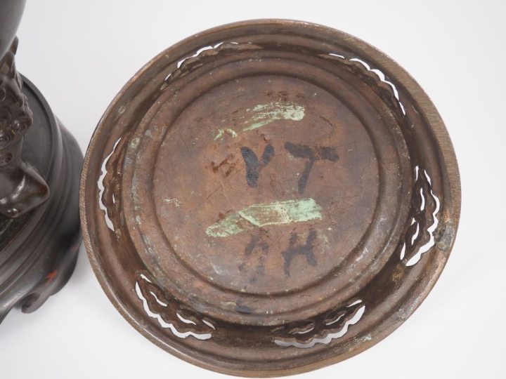 Vietnam, fin XIXe siècle  Garniture comprenant, un brûle-parfum reposa