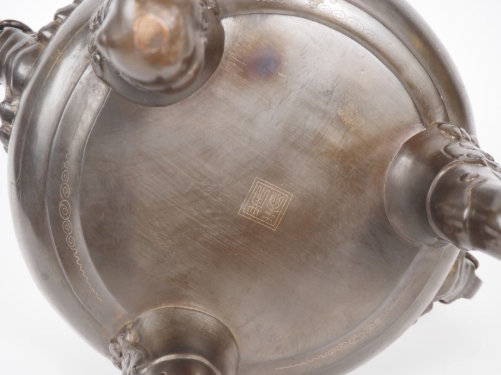 Vietnam, fin XIXe siècle  Garniture comprenant, un brûle-parfum reposa