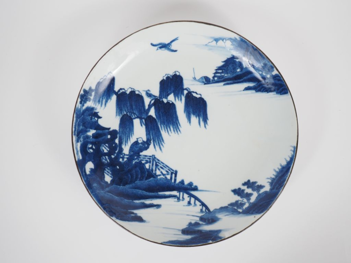 Vietnam,  XIXe siècle Plat en porcelaine de Hue, à décor en bleu sous 
