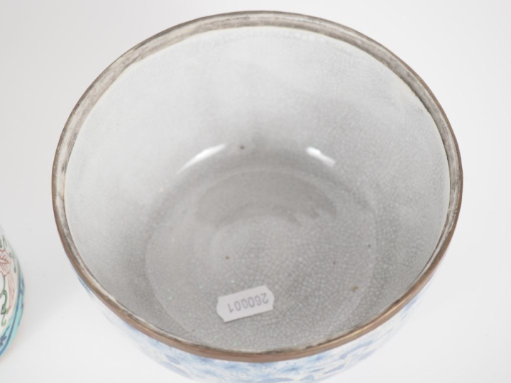 Vietnam et Chine, travail moderne Lot comprenant deux bouillons couver