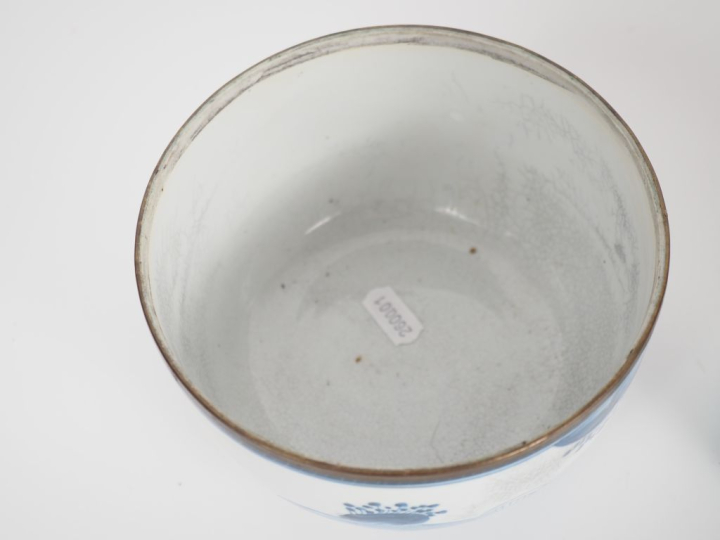 Vietnam et Chine, travail moderne Lot comprenant deux bouillons couver