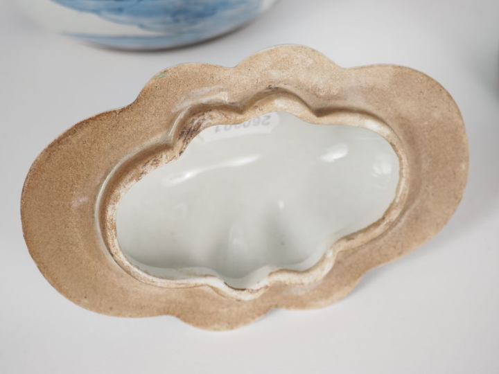 Vietnam et Chine, travail moderne Lot comprenant deux bouillons couver