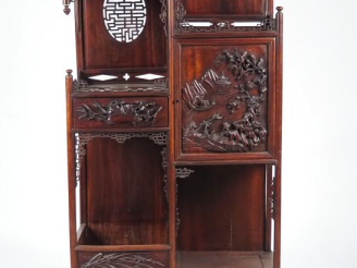 Vente aux enchères Indochine, vers 1920 Meuble à étagères à pieds galbés, ouvrant à une p