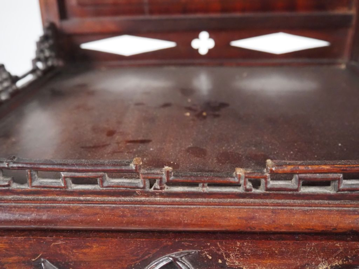 Indochine, vers 1920 Meuble à étagères à pieds galbés, ouvrant à une p