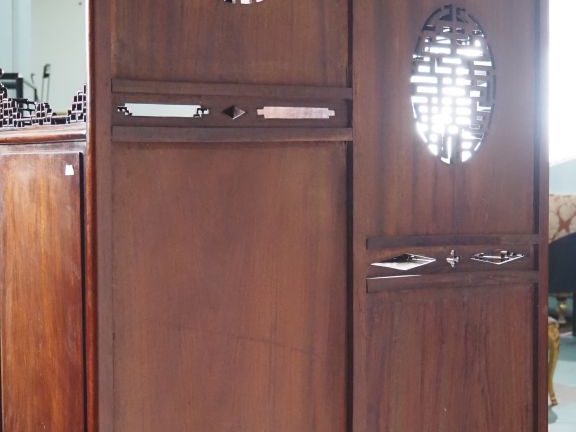 Indochine, vers 1920 Meuble à étagères à pieds galbés, ouvrant à une p