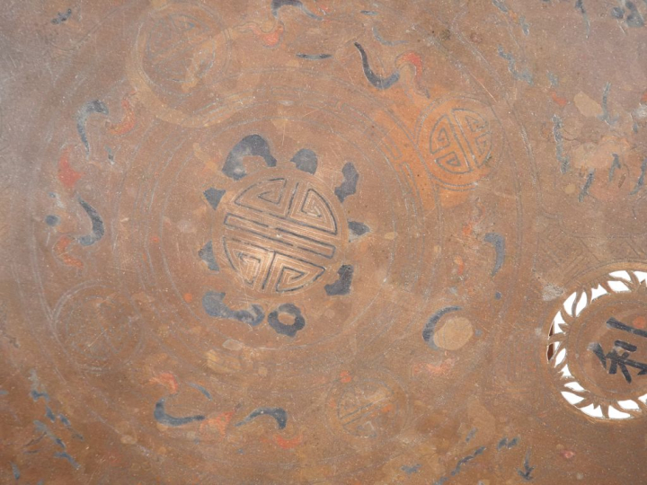 Indochine, vers 1920, Important plateau octogonale en cuivre, à décor 