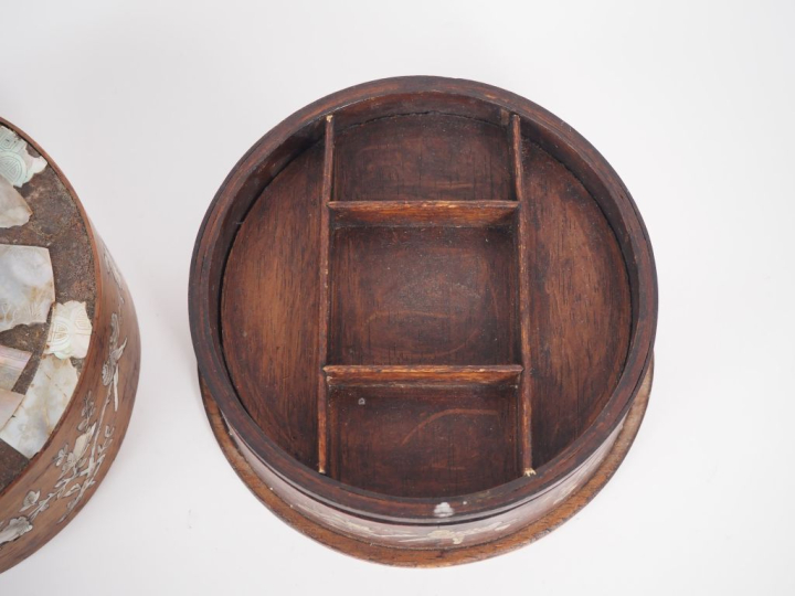 Vietnam, travail de Nandhin, début XXe siècle Boîte circulaire en bois