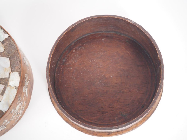 Vietnam, travail de Nandhin, début XXe siècle Boîte circulaire en bois