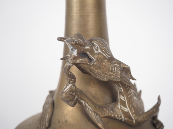 Vietnam, vers 1900 Vase pansu à col légèrement évasé, en bronze, un dr