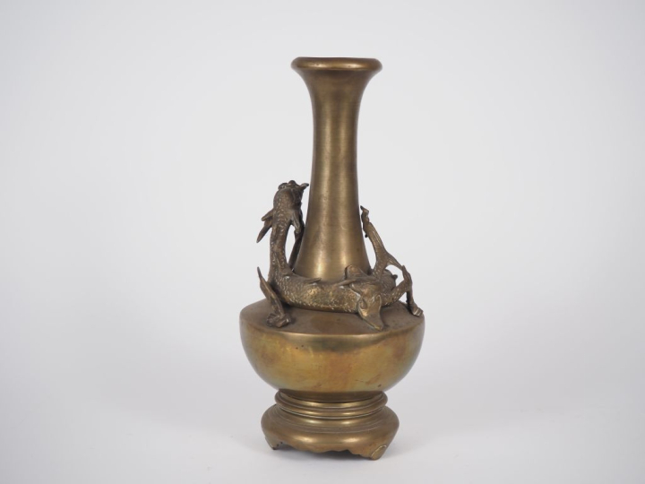 Vietnam, vers 1900 Vase pansu à col légèrement évasé, en bronze, un dr