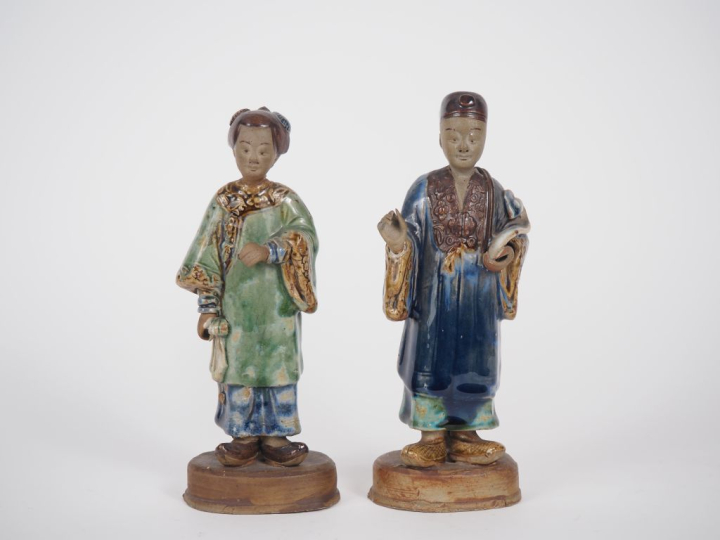 Vietnam, vers 1920 Deux statuettes en céramique céladon, beige et bleu