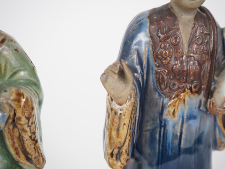 Vietnam, vers 1920 Deux statuettes en céramique céladon, beige et bleu