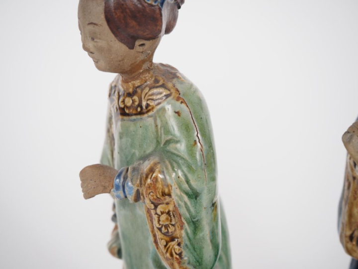 Vietnam, vers 1920 Deux statuettes en céramique céladon, beige et bleu