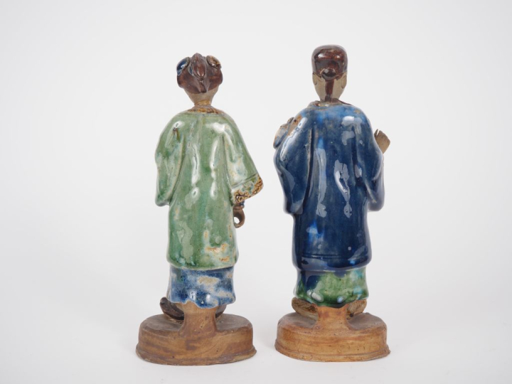 Vietnam, vers 1920 Deux statuettes en céramique céladon, beige et bleu