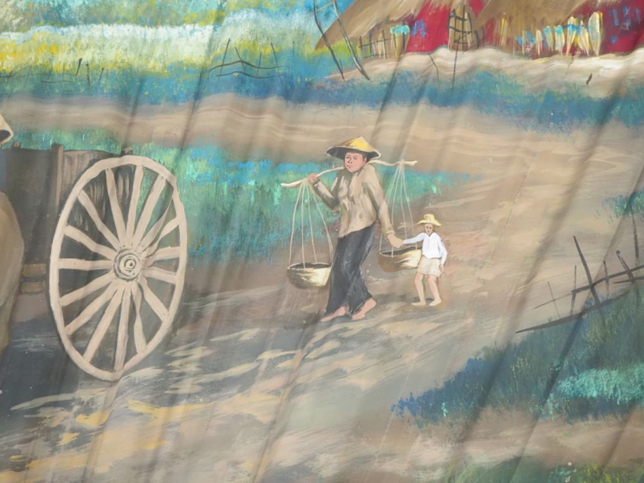 Indochine, vers 1930, Gouache sur éventail à décor polychrome de paysa