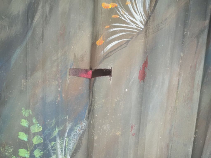 Indochine, vers 1930, Gouache sur éventail à décor polychrome de paysa