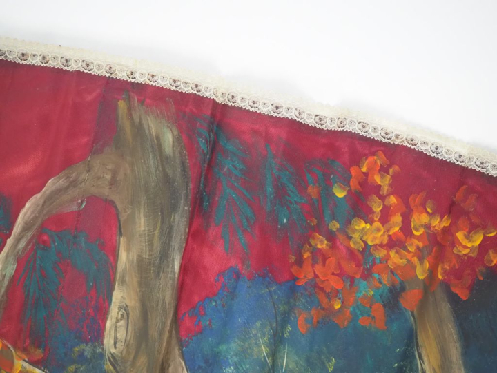 Indochine, vers 1930, Gouache sur éventail à décor polychrome de paysa