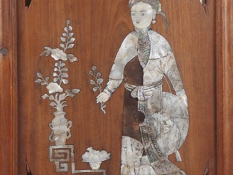 Vente aux enchères Panneau indochinois en marqueterie de nacre "jeune homme à la branche 