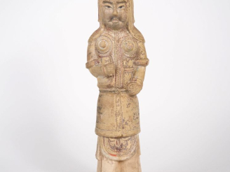 Vente aux enchères Chine, période Tang Mingqi en terre cuite beige anciennement vernissée