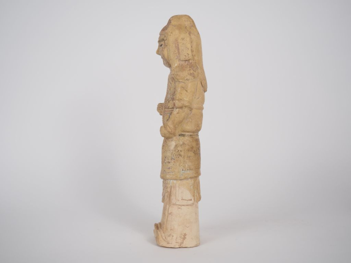 Chine, période Tang Mingqi en terre cuite beige anciennement vernissée