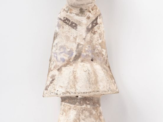 Vente aux enchères Chine, période Han Mingqi en terre cuite avec traces d’engobe, représe