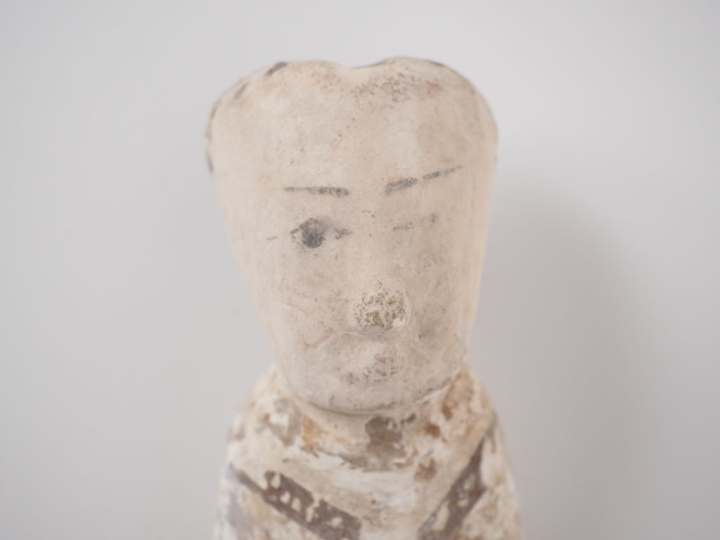 Chine, période Han Mingqi en terre cuite avec traces d’engobe, représe