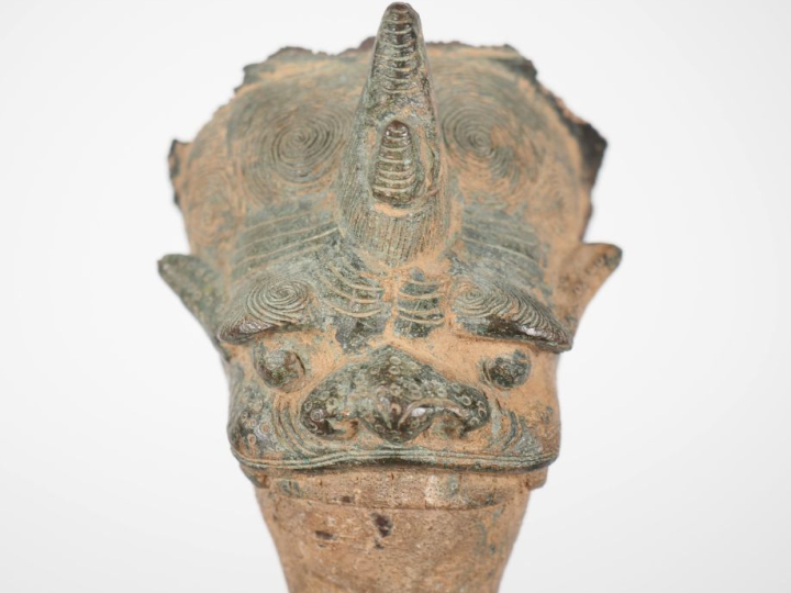 Chine, XVIIe siècle Pied de brûle-parfum, craché par une tête de Qilin