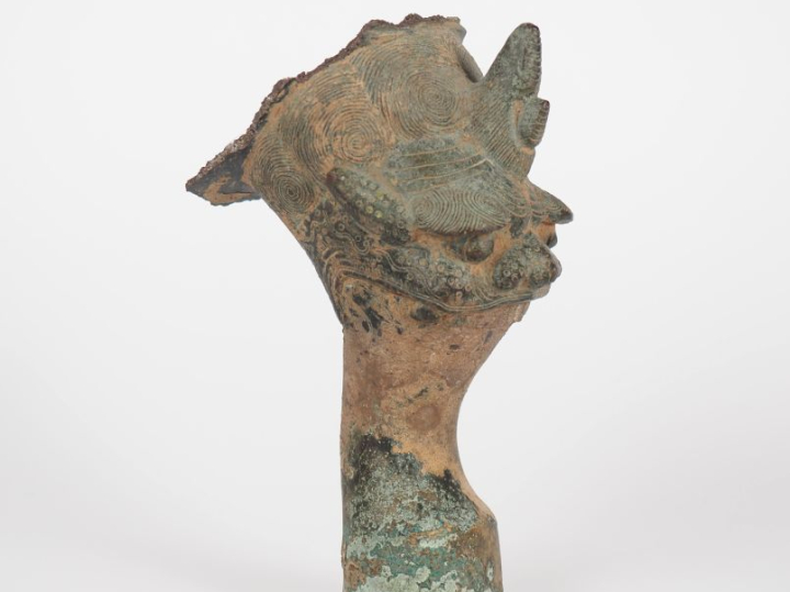 Chine, XVIIe siècle Pied de brûle-parfum, craché par une tête de Qilin