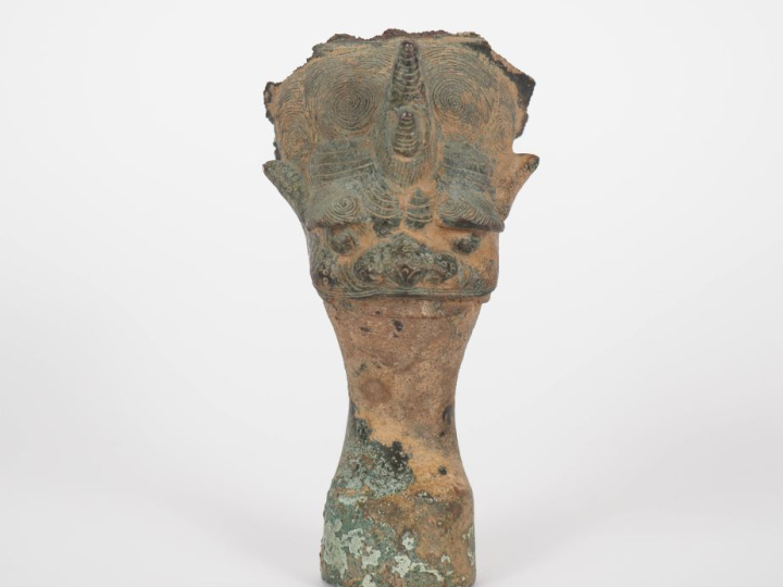 Chine, XVIIe siècle Pied de brûle-parfum, craché par une tête de Qilin