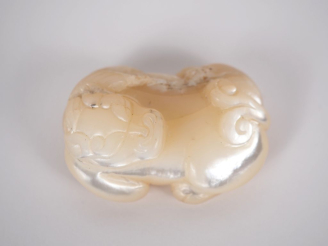 Vente aux enchères Chine, fin XVIIe – début XVIIIe siècle Sujet en nacre, représentant un