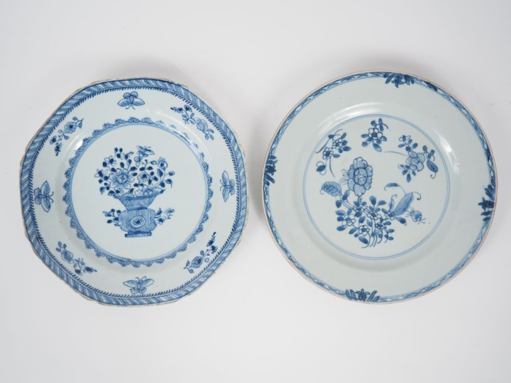 Compagnie des indes, XVIIIe siècle,  Deux assiettes en porcelaine bleu