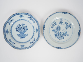Vente aux enchères Compagnie des indes, XVIIIe siècle,  Deux assiettes en porcelaine bleu