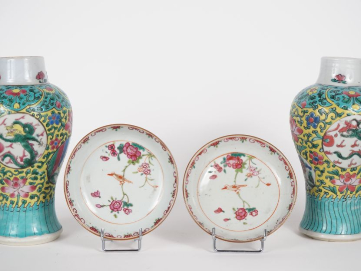 Chine, XVIIIe siècle  Lot comprenant une paire de potiches en porcelai