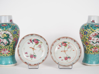 Vente aux enchères Chine, XVIIIe siècle  Lot comprenant une paire de potiches en porcelai