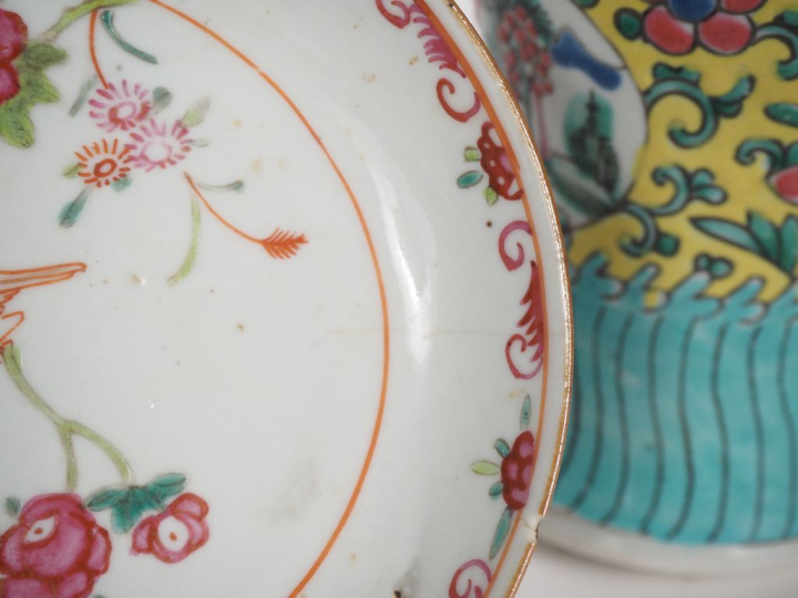 Chine, XVIIIe siècle  Lot comprenant une paire de potiches en porcelai
