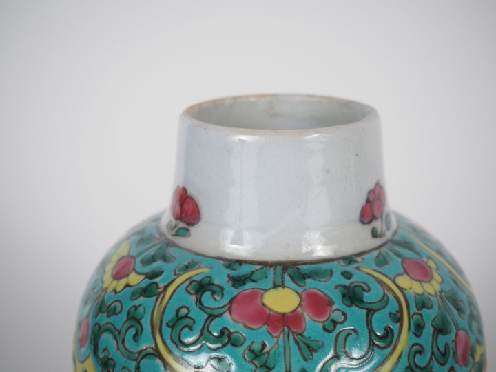 Chine, XVIIIe siècle  Lot comprenant une paire de potiches en porcelai