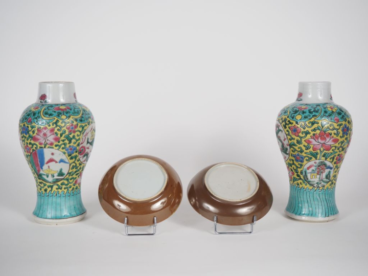 Chine, XVIIIe siècle  Lot comprenant une paire de potiches en porcelai