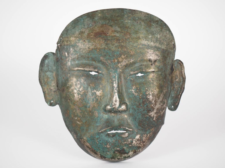 Chine.  Masque en cuivre argenté, dans le style des masques funéraires