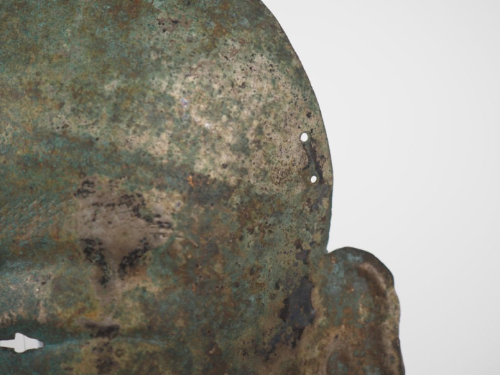 Chine.  Masque en cuivre argenté, dans le style des masques funéraires