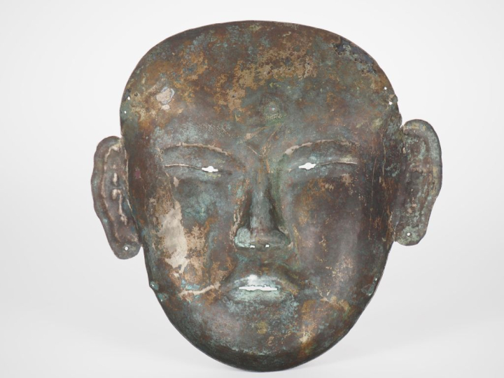 Chine.  Masque en cuivre argenté, dans le style des masques funéraires