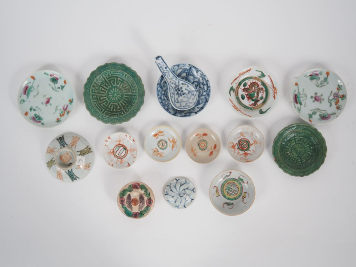 Chine, XIXe siècle,  Ensemble comprenant 15 porcelaines, dont coupes c