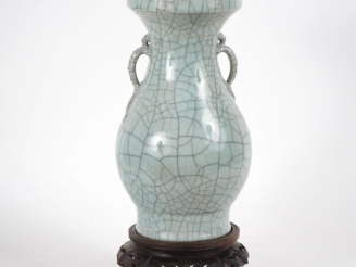 Vente aux enchères Chine, XIXe siècle Vase Hu en porcelaine et émail craquelé céladon de 