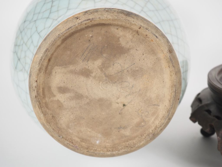 Chine, XIXe siècle Vase Hu en porcelaine et émail craquelé céladon de 