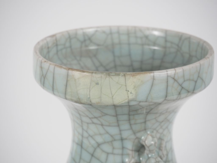 Chine, XIXe siècle Vase Hu en porcelaine et émail craquelé céladon de 