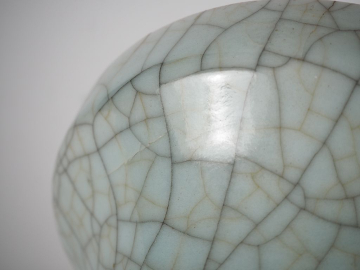 Chine, XIXe siècle Vase Hu en porcelaine et émail craquelé céladon de 