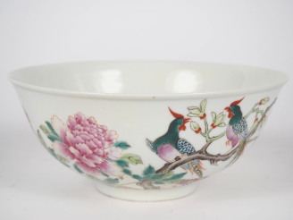 Vente aux enchères Chine, fin de la période Qing Coupe en porcelaine et émaux de la famil