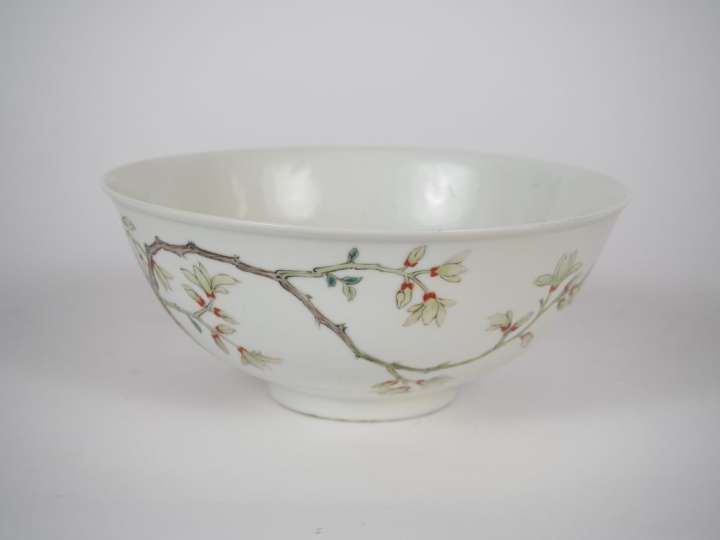 Chine, fin de la période Qing Coupe en porcelaine et émaux de la famil