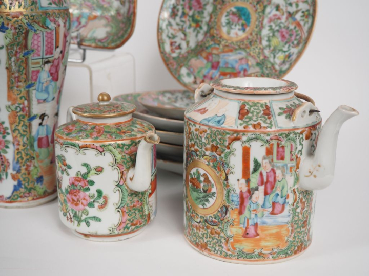 Chine, Canton, vers 1880-1900 Ensemble d’éléments de service, comprena