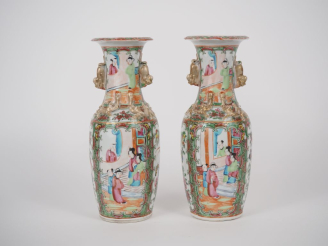 Vente aux enchères Chine, Canton, vers 1900 Paire de vases de forme balustre en porcelain