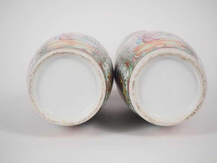Chine, Canton, vers 1900 Paire de vases de forme balustre en porcelain